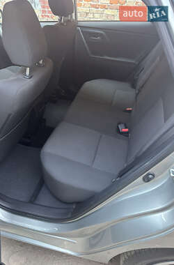 Хэтчбек Toyota Auris 2012 в 