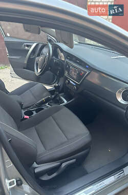 Хэтчбек Toyota Auris 2012 в 