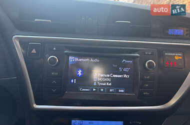 Хэтчбек Toyota Auris 2012 в 