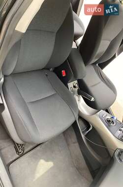 Хэтчбек Toyota Auris 2011 в 