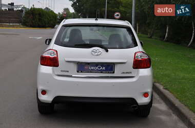 Хэтчбек Toyota Auris 2011 в 