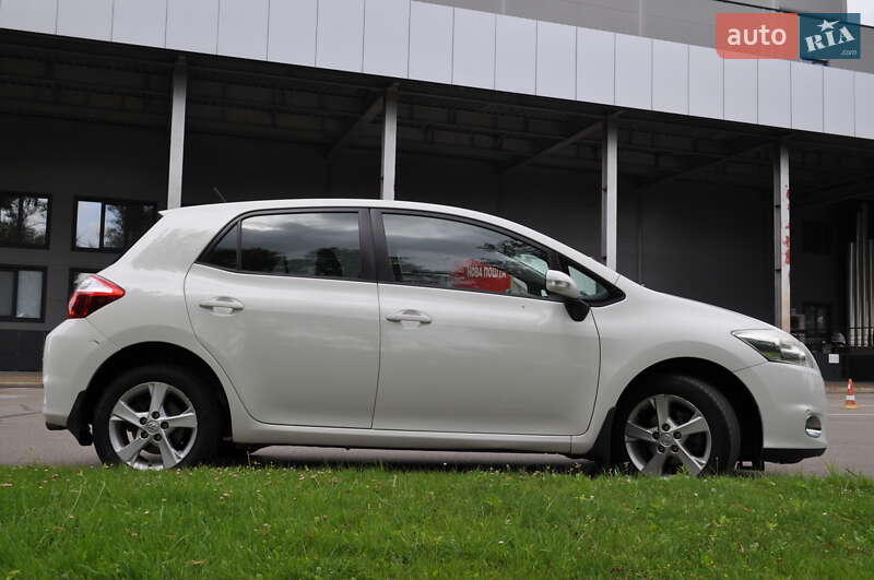 Хэтчбек Toyota Auris 2011 в Киеве