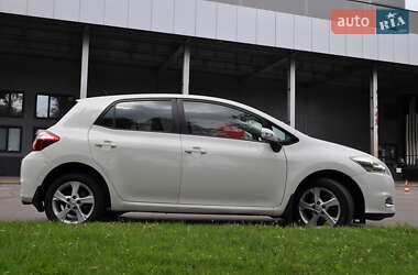 Хэтчбек Toyota Auris 2011 в 