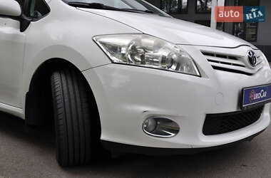 Хэтчбек Toyota Auris 2011 в 