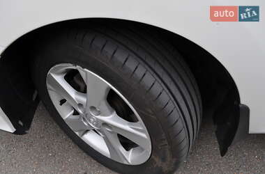 Хэтчбек Toyota Auris 2011 в 
