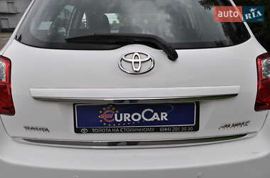 Хэтчбек Toyota Auris 2011 в 