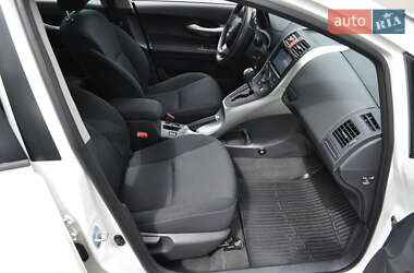 Хэтчбек Toyota Auris 2011 в 
