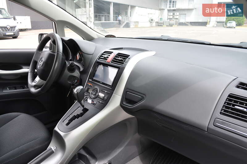Хэтчбек Toyota Auris 2011 в Киеве