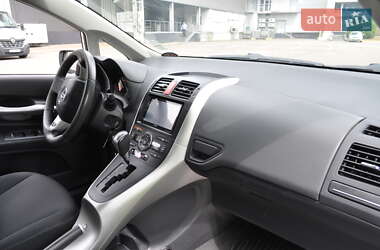 Хэтчбек Toyota Auris 2011 в 