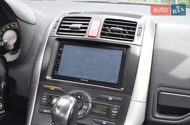 Хэтчбек Toyota Auris 2011 в 