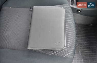 Хэтчбек Toyota Auris 2011 в 