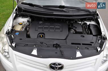 Хэтчбек Toyota Auris 2011 в 