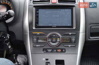 Хэтчбек Toyota Auris 2011 в 