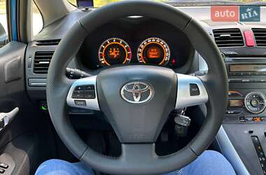 Хетчбек Toyota Auris 2010 в 