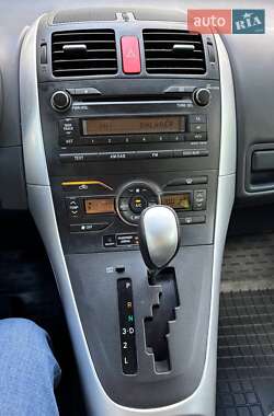 Хетчбек Toyota Auris 2010 в 