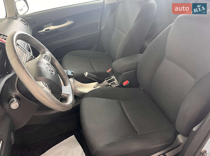 Хэтчбек Toyota Auris 2012 в Львове