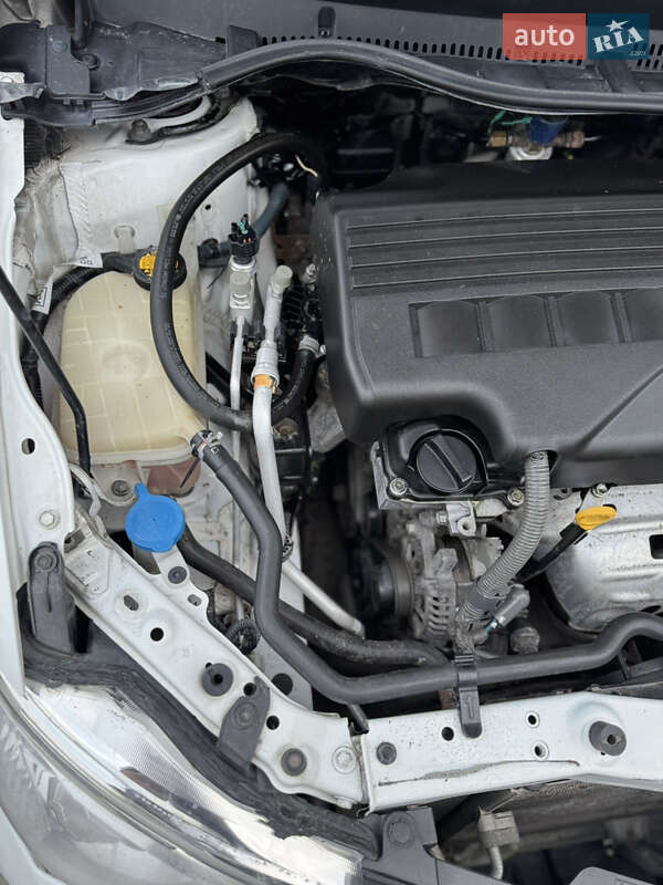 Хэтчбек Toyota Auris 2013 в Хмельницком фото 16 Хэтчбек Toyota Auris 2013 в Хмельницком