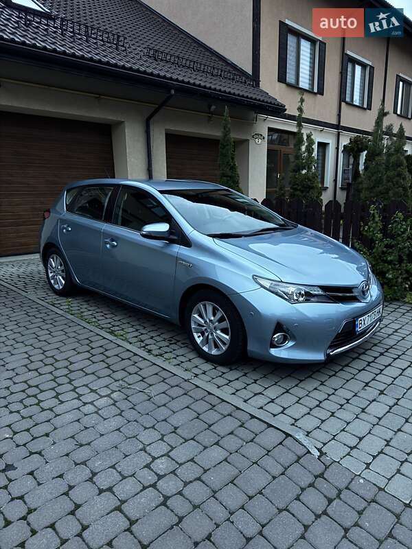 Хэтчбек Toyota Auris 2013 в 