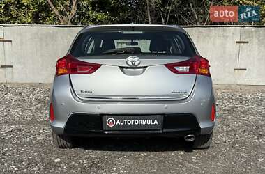Хэтчбек Toyota Auris 2012 в 