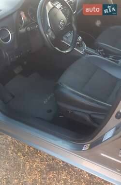 Хэтчбек Toyota Auris 2014 в 