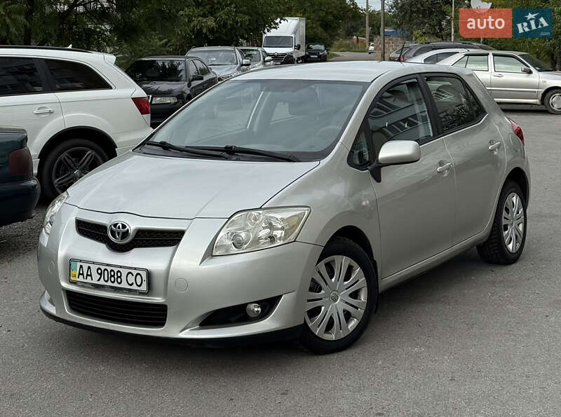 Хэтчбек Toyota Auris 2007 в 