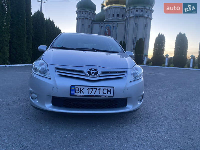 Хэтчбек Toyota Auris 2010 в Киеве