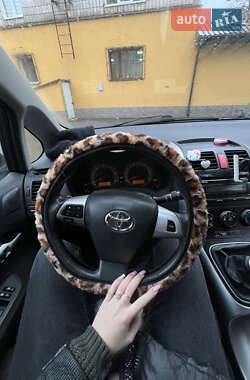 Хэтчбек Toyota Auris 2010 в 