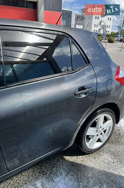 Хэтчбек Toyota Auris 2010 в 