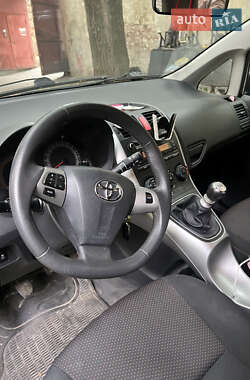 Хэтчбек Toyota Auris 2010 в 