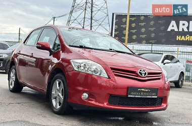 Хэтчбек Toyota Auris 2010 в 