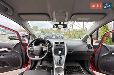 Хэтчбек Toyota Auris 2010 в 