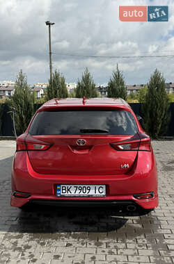 Хэтчбек Toyota Auris 2015 в 