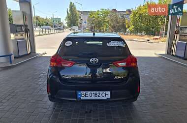 Хэтчбек Toyota Auris 2013 в 