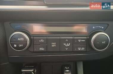 Хэтчбек Toyota Auris 2013 в 