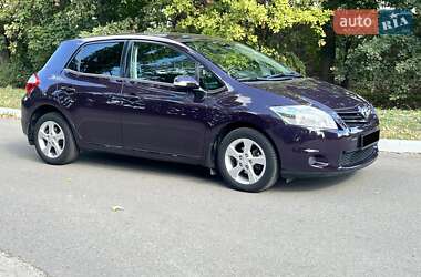 Хэтчбек Toyota Auris 2011 в 