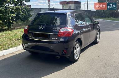 Хэтчбек Toyota Auris 2011 в 