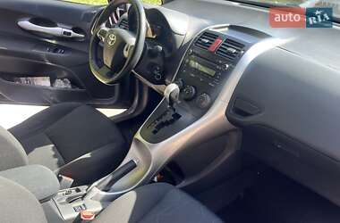 Хэтчбек Toyota Auris 2011 в 