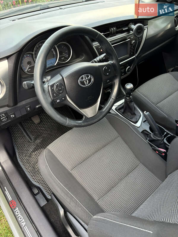Универсал Toyota Auris 2014 в Новояворовске фото 12 Универсал Toyota Auris 2014 в Новояворовске