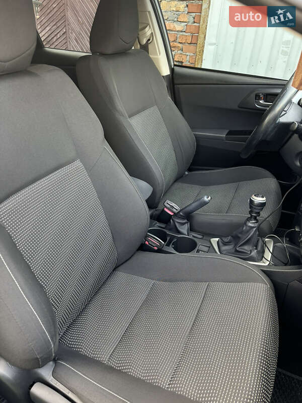 Универсал Toyota Auris 2014 в Новояворовске фото 17 Универсал Toyota Auris 2014 в Новояворовске