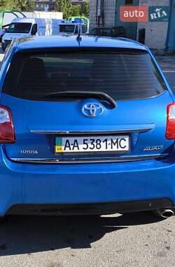 Хэтчбек Toyota Auris 2011 в 