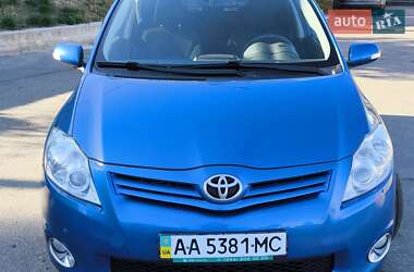Хэтчбек Toyota Auris 2011 в 