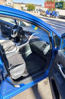 Хэтчбек Toyota Auris 2011 в 