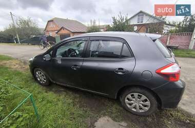 Хэтчбек Toyota Auris 2011 в 