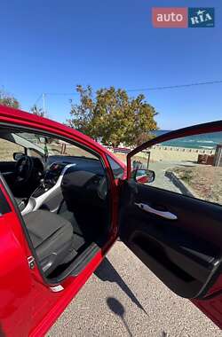 Хэтчбек Toyota Auris 2010 в 