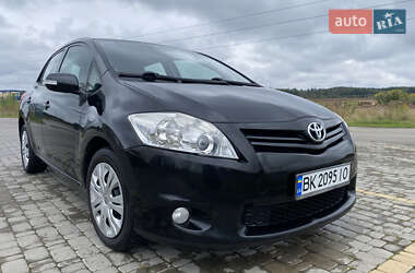 Хэтчбек Toyota Auris 2010 в Костополе