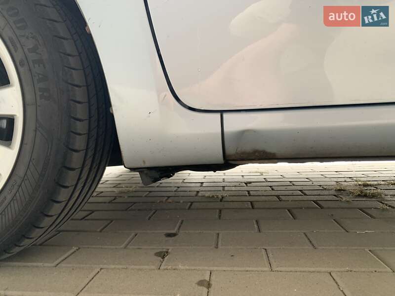 Хэтчбек Toyota Auris 2007 в Киеве