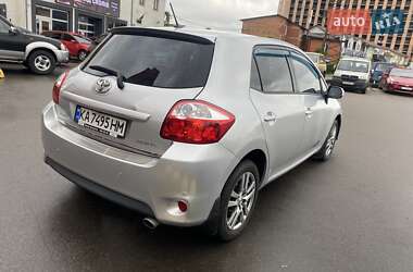 Хэтчбек Toyota Auris 2011 в 