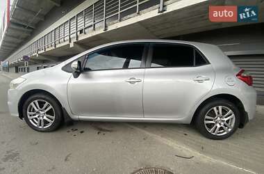 Хэтчбек Toyota Auris 2011 в 