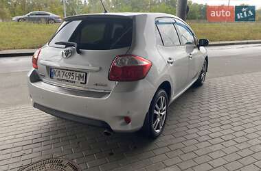 Хэтчбек Toyota Auris 2011 в 