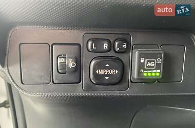 Хэтчбек Toyota Auris 2011 в 